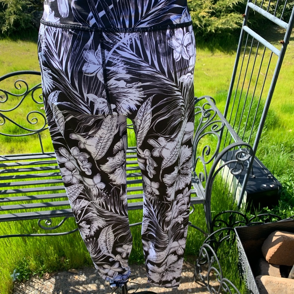 Yoga pants , stretchy and stylish in a black on white tropical print - Picture 5 of 10